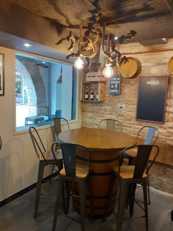 Una taula a l’interior de La Bodegueta